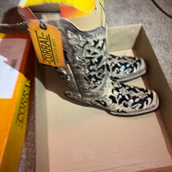 Corral Women's Intricate Black and Cream Heeled Boots - Picture 3 of 7